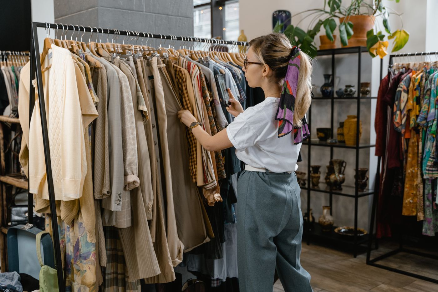 Browse tøj i en butik