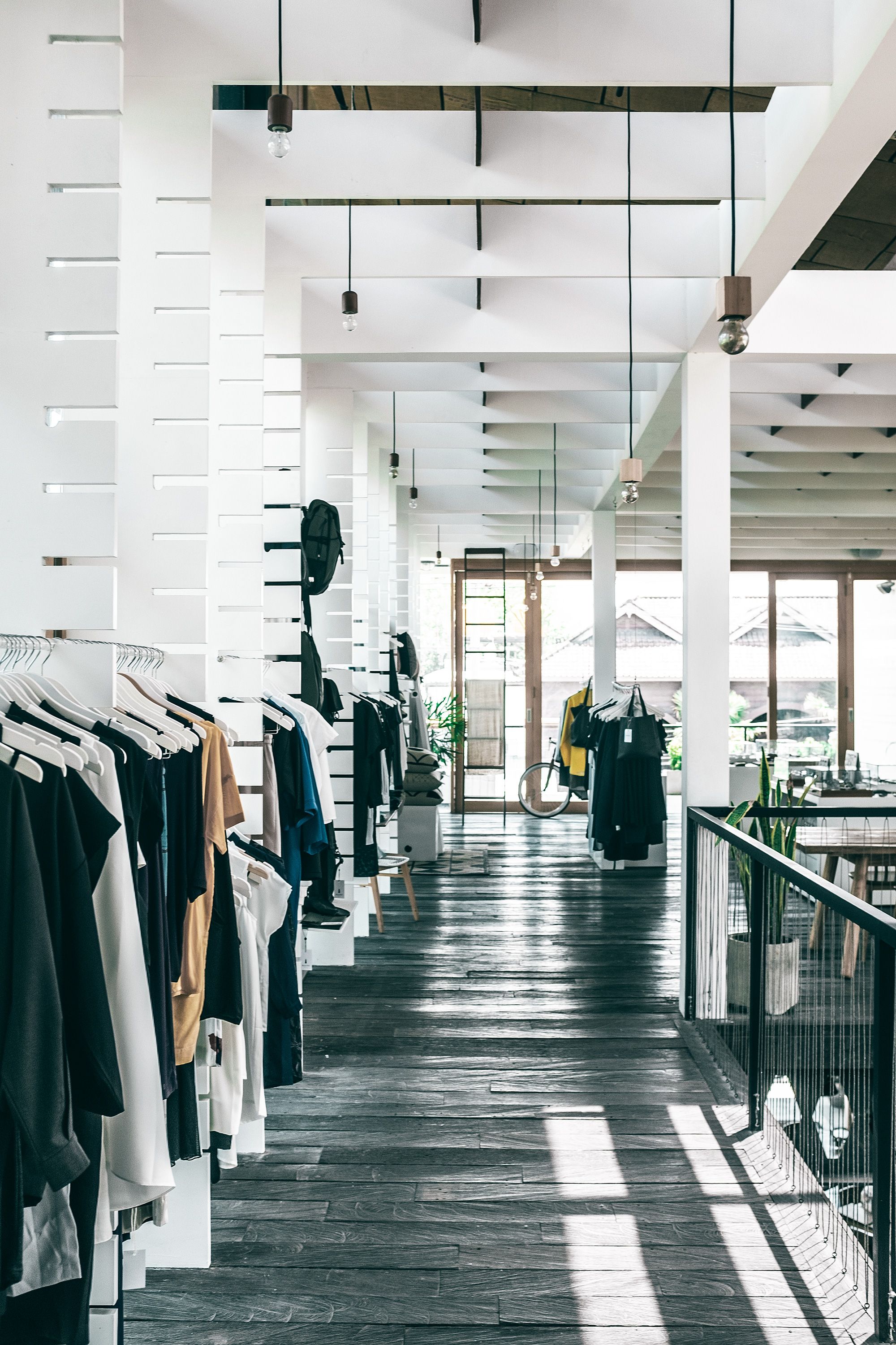 Butique med en omhyggeligt udstillet tøjkollektion
