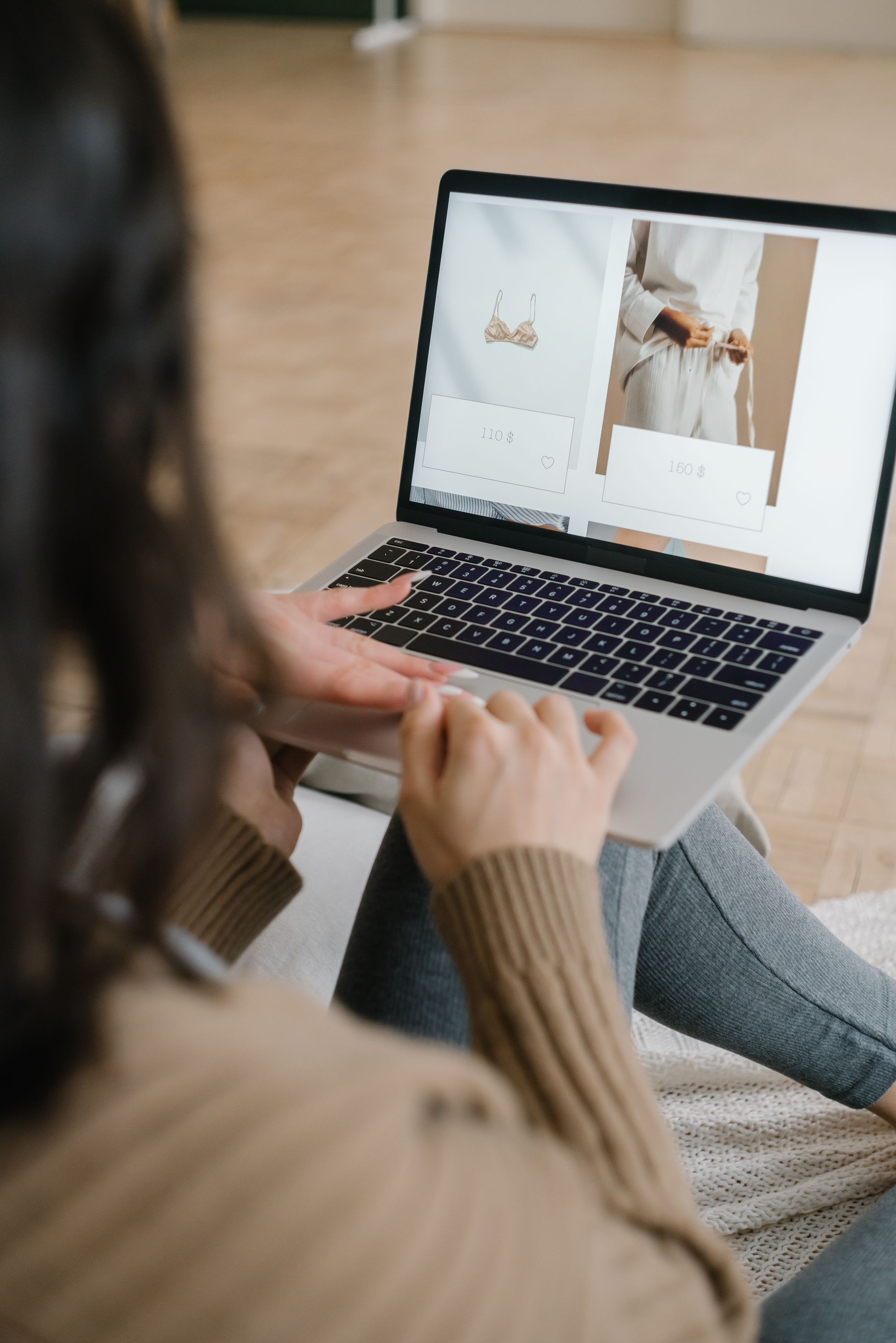En kunde, der gennemser en tøjbutik på sin bærbare computer