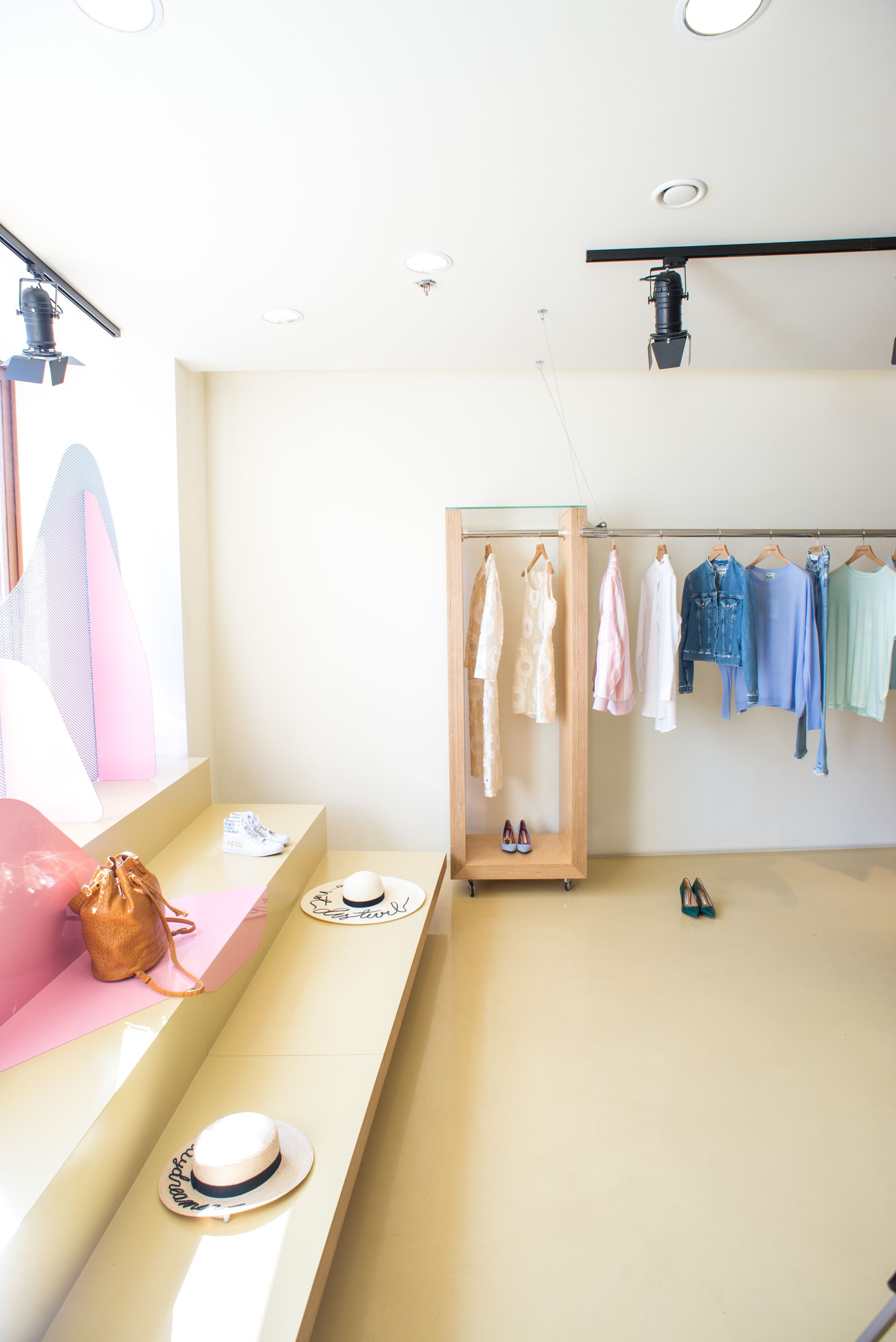 En lys butik med tøj og tilbehør