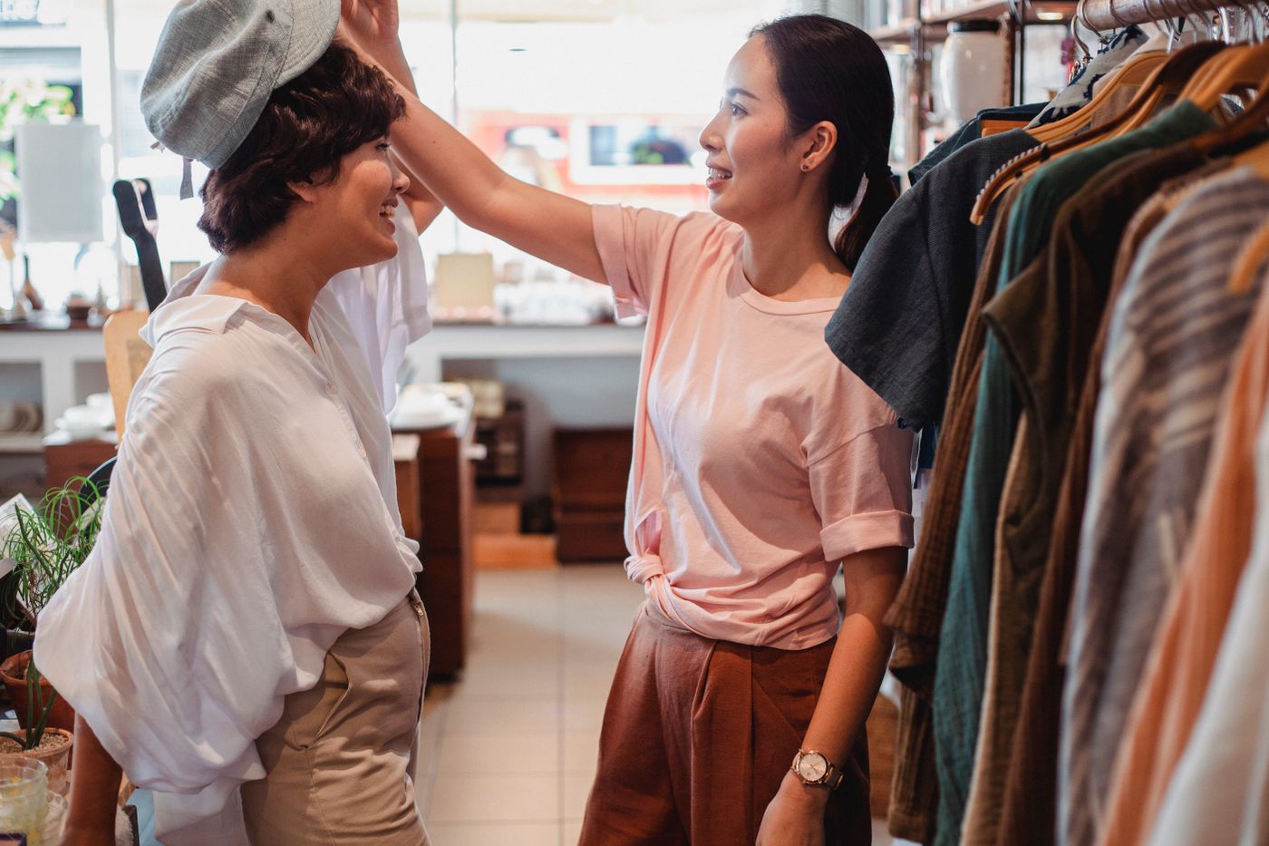 To kvinder ser på en baret i en butik