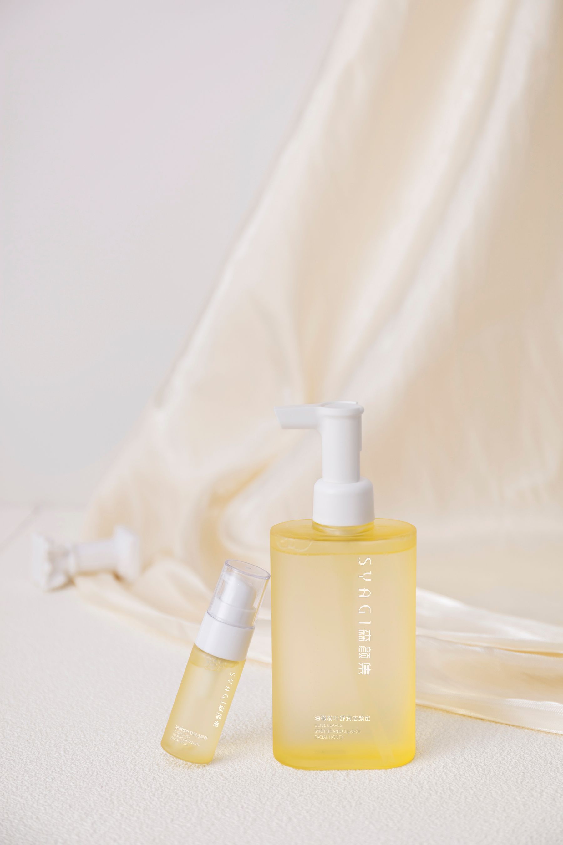 Bouteilles de soins personnels sur tissu doux