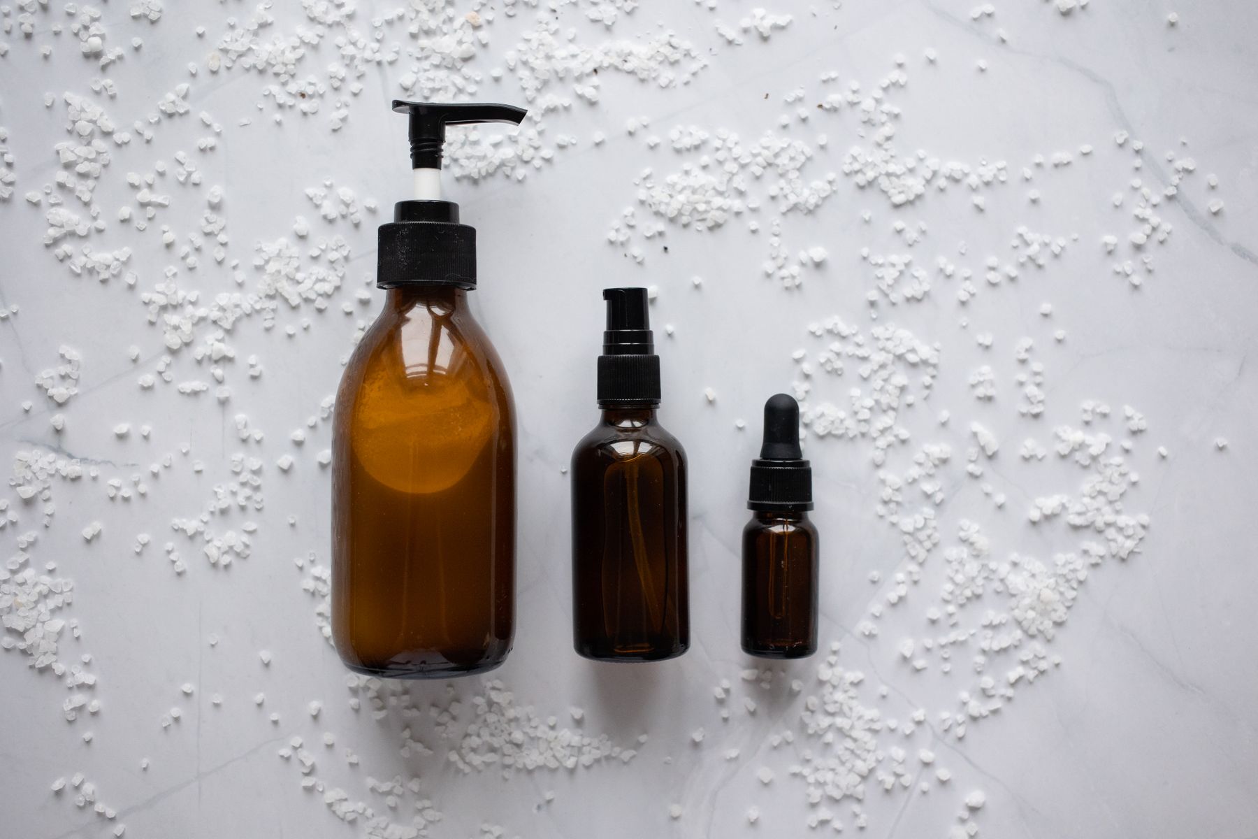 Produits de soins personnels en flacons pompe et compte-gouttes marron