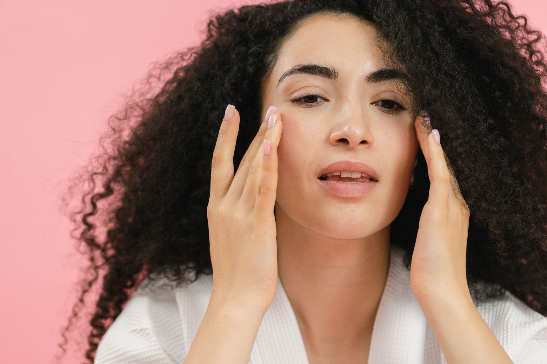 Femme pendant sa routine quotidienne de soins personnels