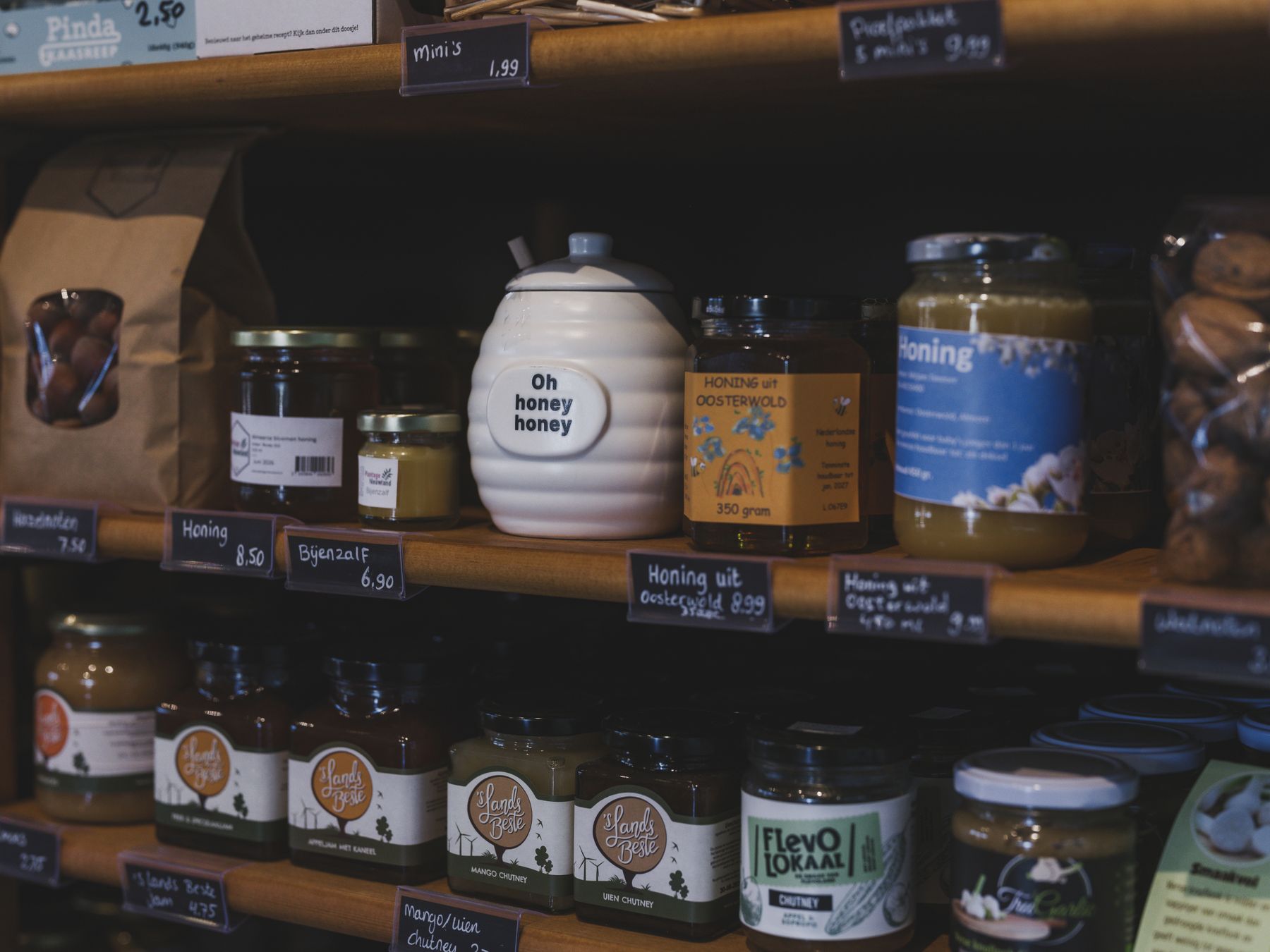 Miel et produits locaux sur des étagères en bois