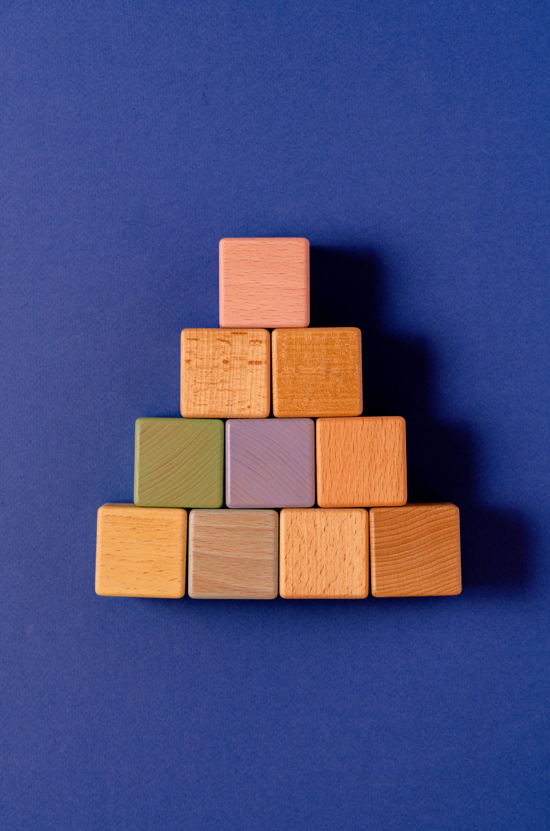 Blocs de construction en bois aux couleurs naturelles et douces sur fond bleu