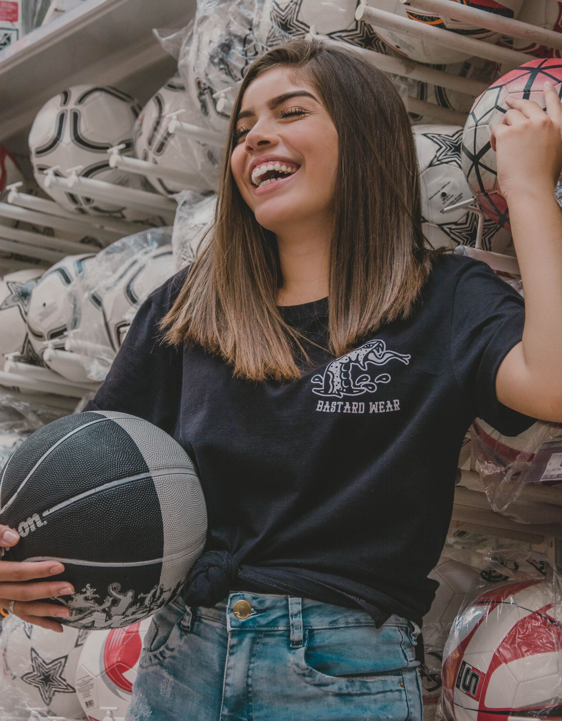 En kvinde holder en basketball i en sportsbutik