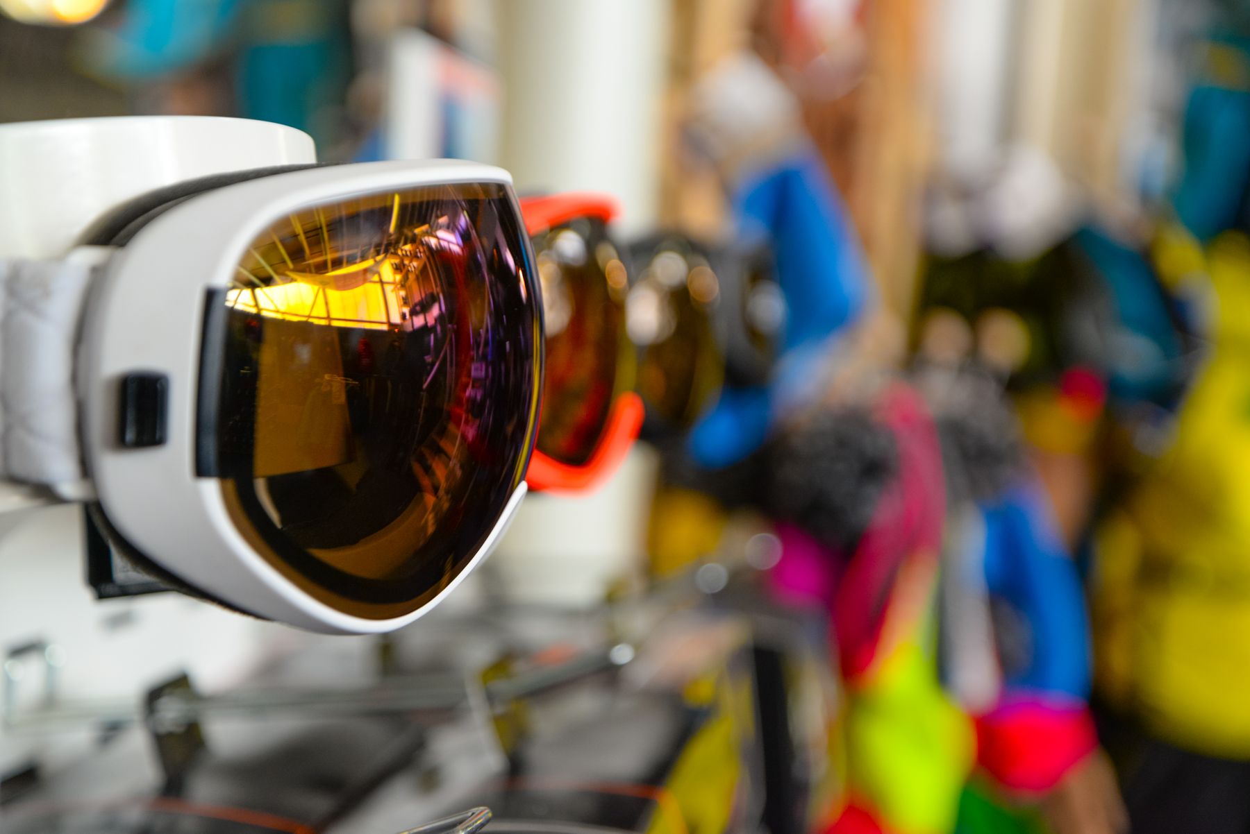Skibrillen in verschiedenen Farben in einem Sportgeschäft