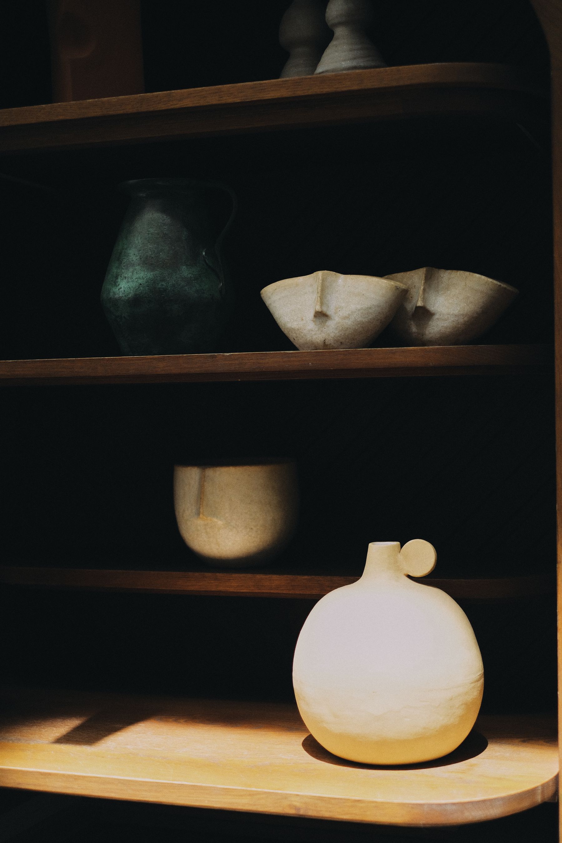 Collection d'articles pour la maison avec céramiques et matériaux naturels