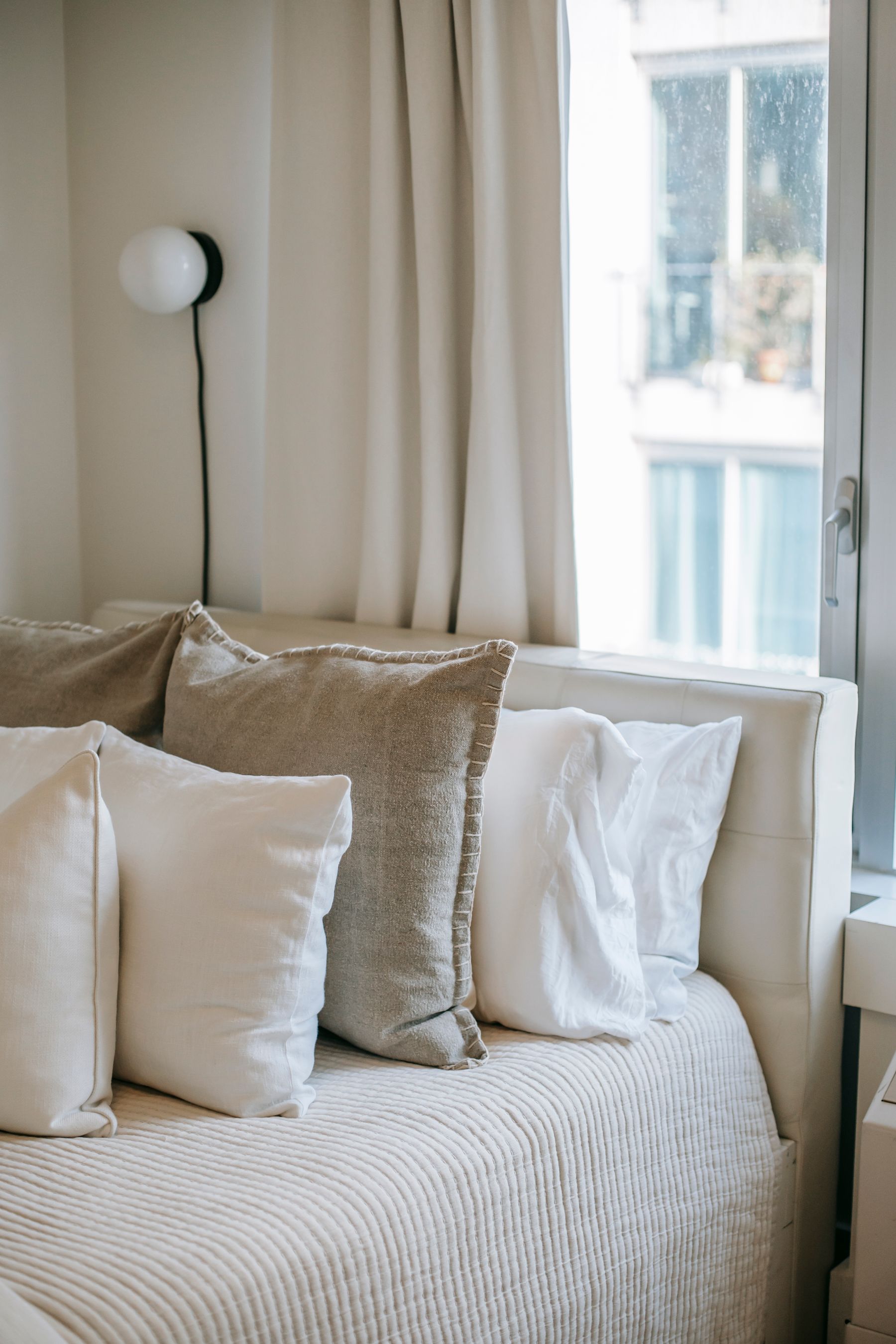 Coussins en lin dans une chambre lumineuse