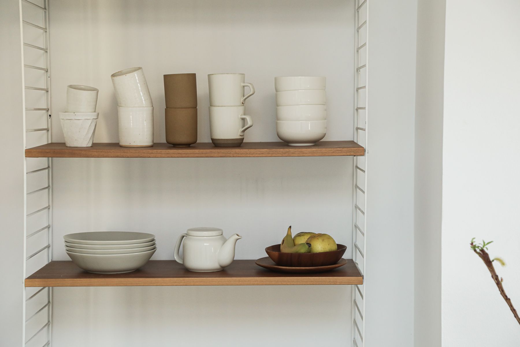 Céramiques et accessoires pour la maison sur étagères en bois