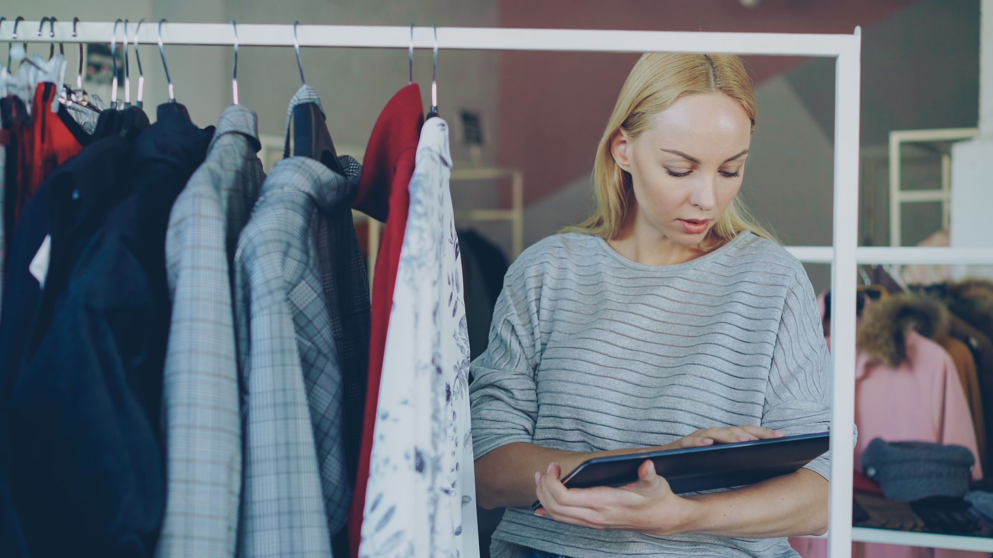 Butiksarbejder, der tjekker produkter på en tablet