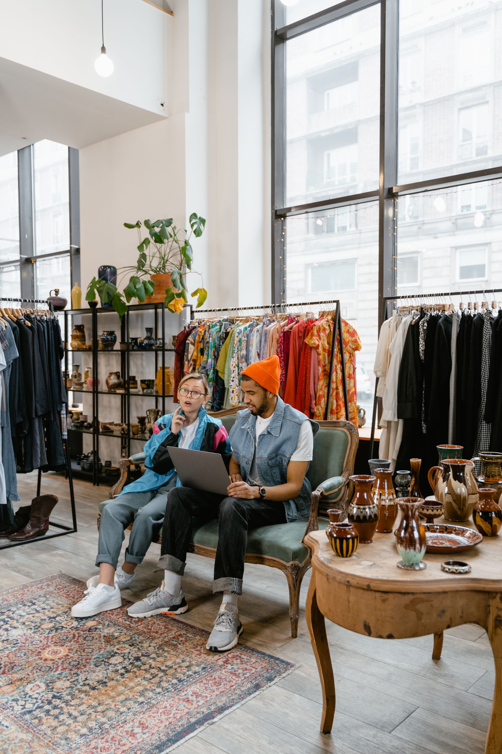 Diskuter en samling på en bærbar computer i en butik