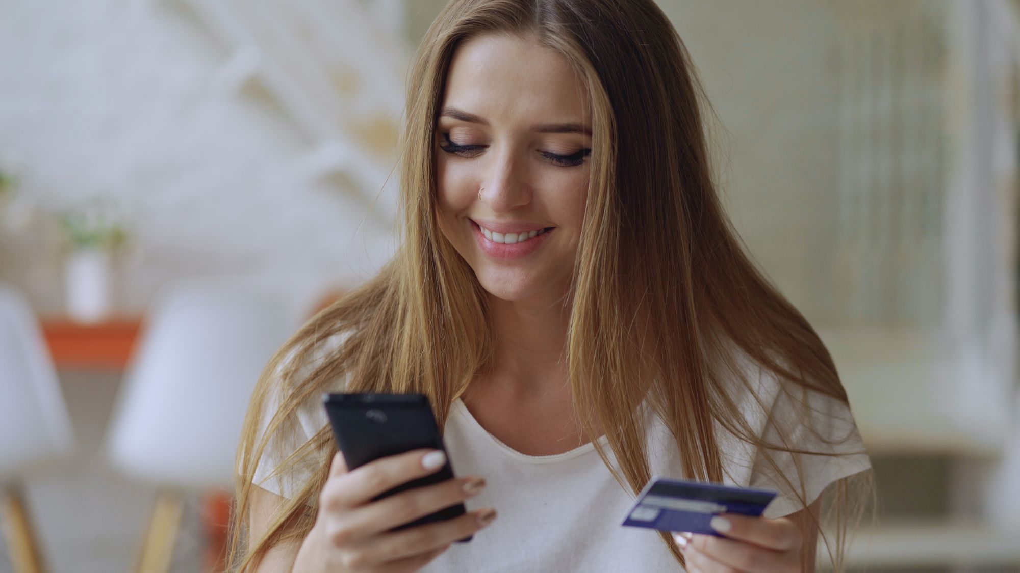 Kunde handler online med telefon og betalingskort