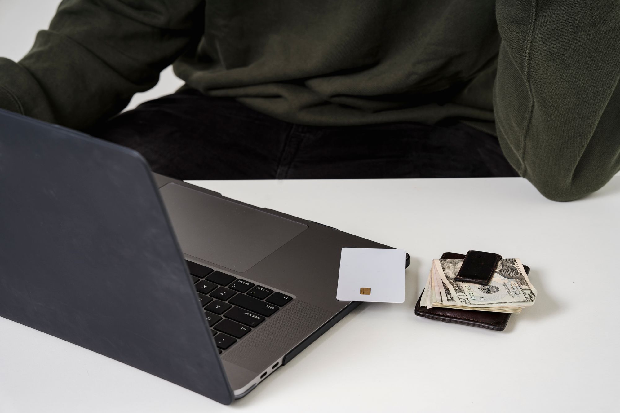 Kunde handler online med en bærbar computer og betalingskort
