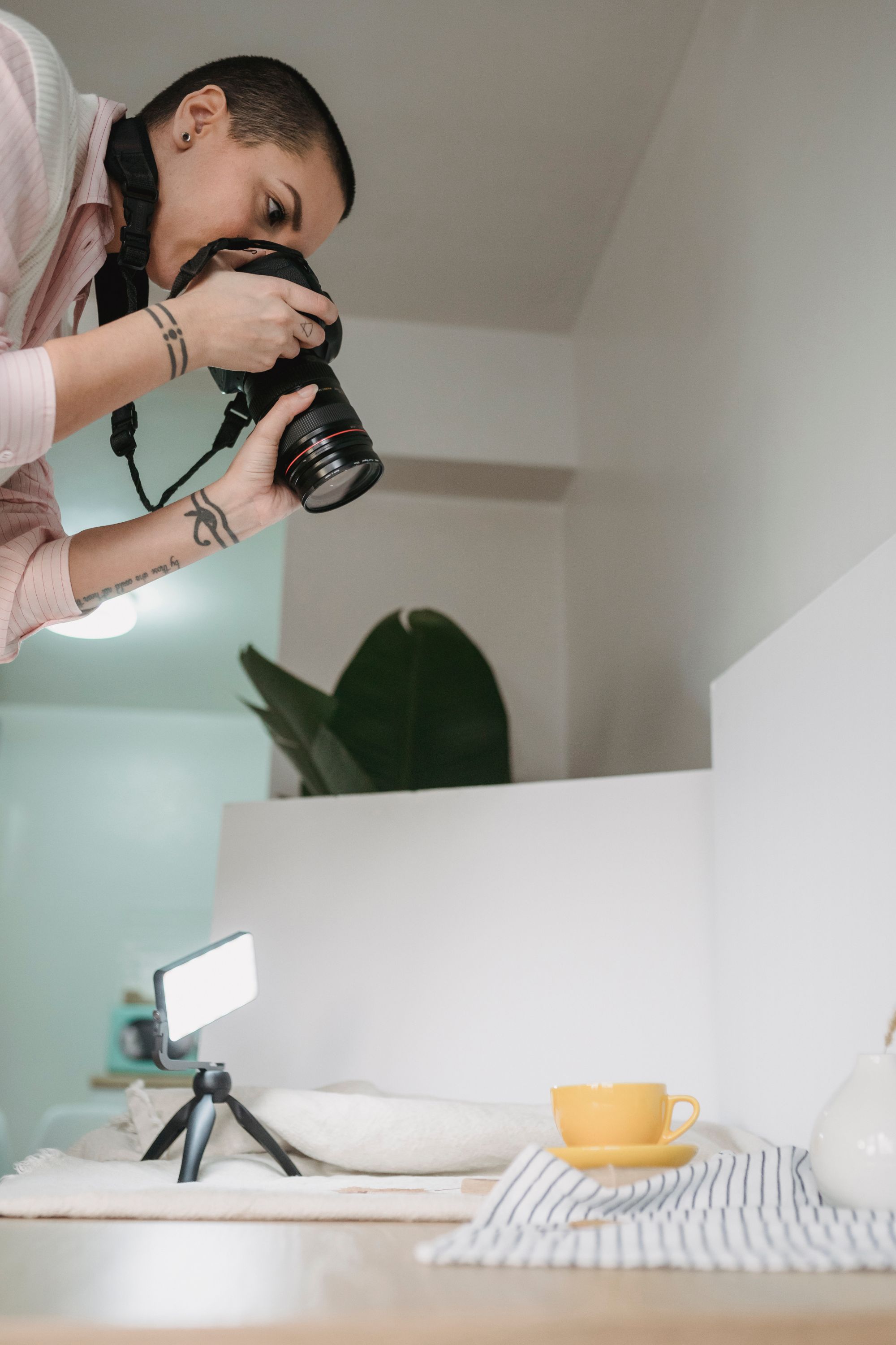 Fotograf tager et produktbillede af et gult krus