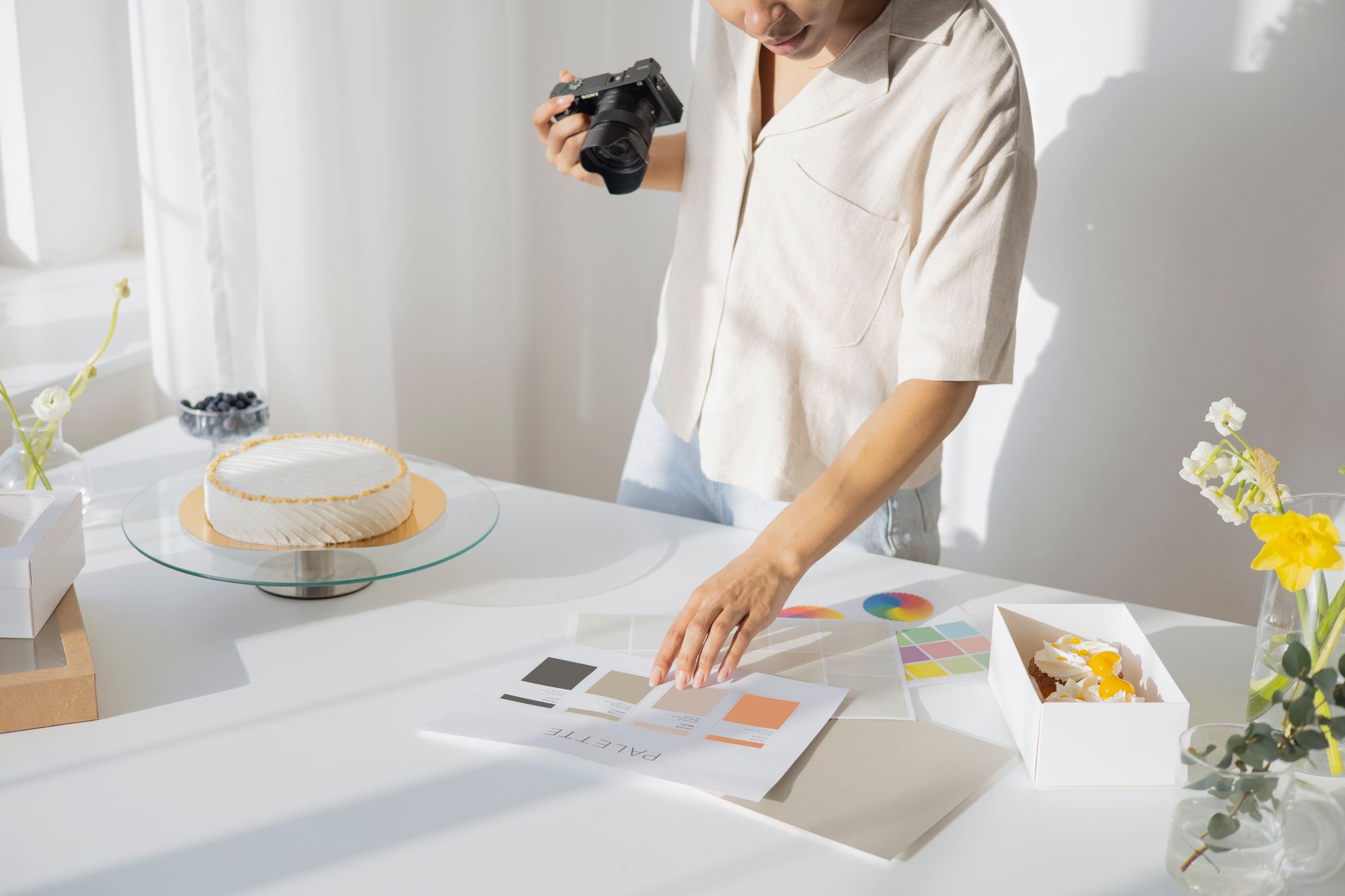 Forberedelse af produktfotografering med et kamera og farveprøver