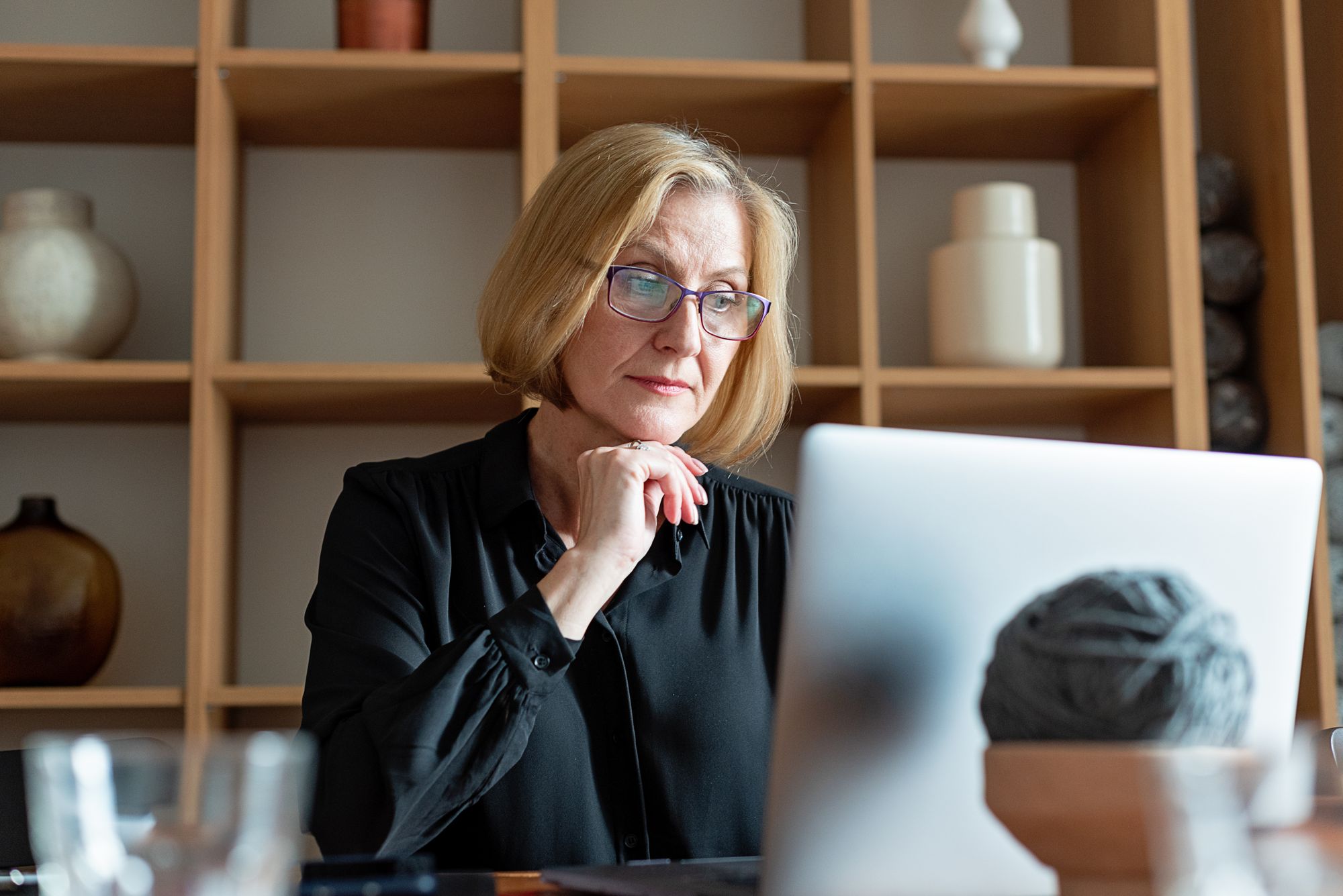 Kvinde koncentrerer sig om sin bærbare computer