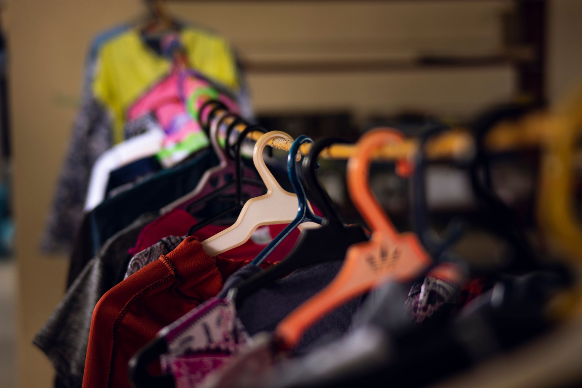 Gamme de vêtements colorés sur un présentoir de magasin