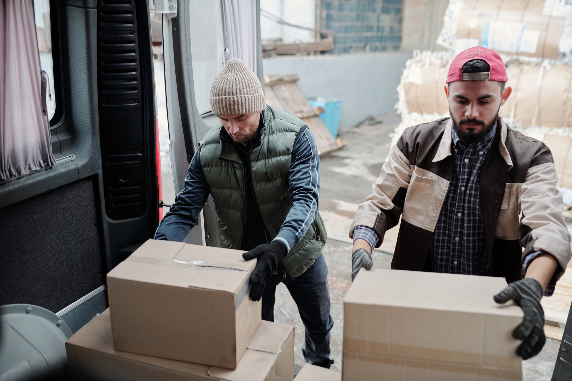 Colis chargés dans une camionnette de livraison
